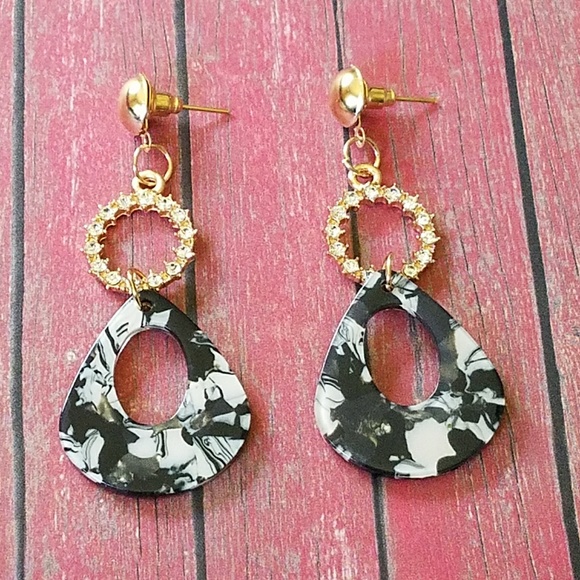 Jewelry - Black and gray acrylic dangle earrings new